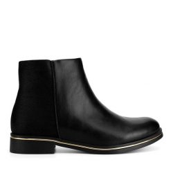 Botki Clara Barson. Czarne botki Clara Barson, bez wzorów, bez obcasa, na płaskiej podeszwie, bez zapięcia. Za 139.99 zł.