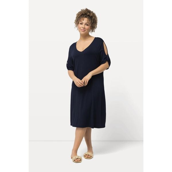 Damskie Sukienka plażowa z dżerseju dekolt w serek ozdobne tasiemki rękaw 1/2. Niebieskie sukienki Ulla Popken, na plażę, plus size, bez wzorów, z dżerseju, sportowe, bez kołnierzyka, plus size, bez ramiączek, sportowe. Za 239.99 zł.