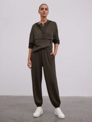 BGN Spodnie w kolorze khaki rozmiar: 34. Brązowe spodnie materiałowe BGN, na co dzień, bez wzorów, z materiału. Za 137.45 zł.