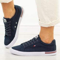 Granatowe trampki damskie American Club Lh116. Niebieskie trampki American CLUB, bez wzorów, z jeansu, bez zapięcia. Za 99.00 zł.