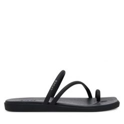Japonki Crocs. Czarne klapki Crocs, bez wzorów, bez obcasa. Za 149.99 zł.