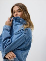Jeansowa koszula z kieszeniami - niebieski. Niebieskie koszule Reserved, l, bez wzorów, z denimu, bez kołnierzyka, bez ramiączek. Za 129.99 zł.