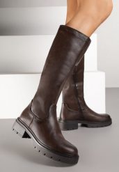 Brązowe Kozaki z Gładką Cholewką w Minimalistycznym Stylu Acordia. Brązowe kozaki Renee, z jeansu, bez obcasa, na płaskiej podeszwie, bez zapięcia. Za 159.99 zł.