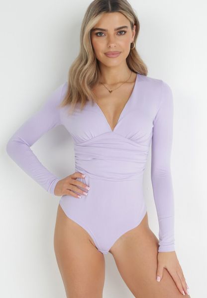 Jasnofioletowe Body z Trójkątnym Dekoltem i Długim Rękawem Fenthea. Fioletowe body Born2be, m, bez wzorów, z tkaniny. Za 54.99 zł.