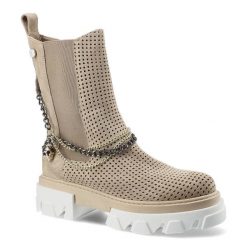 Botki damskie Carinii, perforowane naturalna skóra zamszowa z wysoką cholewką z gumowymi ściągaczami i zdobnymi łańcuchami całość na płaskiej podeszw. Brązowe botki Carinii, z aplikacjami, z gumy, przed kolano, bez obcasa, na płaskiej podeszwie, bez zapięcia. Za 295.00 zł.