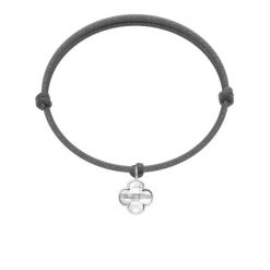 Bransoletka z posrebrzaną koniczyną z białym kryształem na ciemnoszarym sznurku. Białe bransoletki Lilou, posrebrzane. Za 99.00 zł.