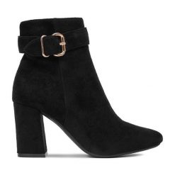 Botki DeeZee. Czarne botki DeeZee, bez wzorów, bez obcasa, na słupku, bez zapięcia. Za 189.99 zł.