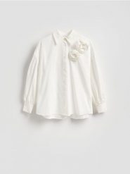 Koszula z kwiatową aplikacją - biały. Białe koszule Reserved, l, z aplikacjami, z bawełny, bez kołnierzyka, bez ramiączek. Za 159.99 zł.