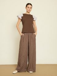 BGN Koszulka w kolorze brązowym rozmiar: 34. Brązowe bluzki BGN, z aplikacjami, bez kołnierzyka, bez ramiączek. Za 56.99 zł.