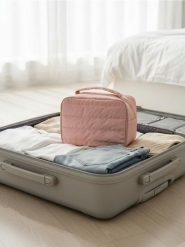 Pikowana kosmetyczka - różowy. Czerwone kufry i kosmetyczki Sinsay, bez wzorów, pikowane, bez dodatków. Za 22.99 zł.