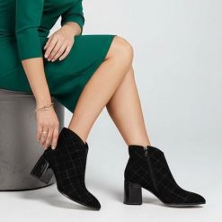 Botki damskie S. Barski, skórzane na obcasie z cholewką we wzory, czarne, MR52-132. Czarne botki S.BARSKI, bez wzorów, bez obcasa, na obcasie, bez zapięcia. Za 322.99 zł.