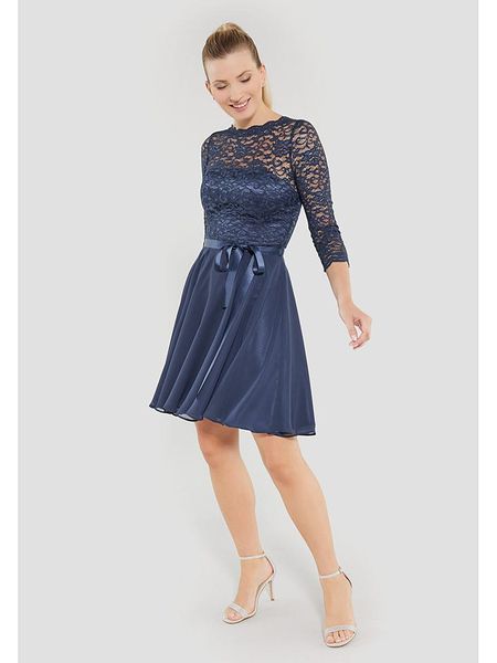 SWING Sukienka w kolorze granatowym rozmiar: 34. Niebieskie sukienki Swing, bez wzorów, z koronki, bez kołnierzyka, bez ramiączek, mini. Za 179.95 zł.
