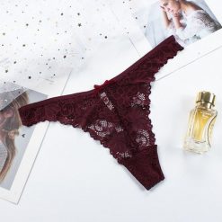 Stringi koronkowe z delikatnej koronki na specjalne okazje Teena. Czerwone stringi Intica, bez wzorów, z koronki. Za 49.00 zł.