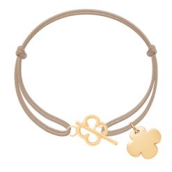 Bransoletka z pozłacaną zawieszką i zapięciem w kształcie koniczyny na beżowym sznurku. Brązowe bransoletki Lilou, pozłacane. Za 218.00 zł.