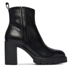 Botki Tamaris. Czarne botki Tamaris, bez wzorów, bez obcasa, na słupku, bez zapięcia. Za 484.99 zł.