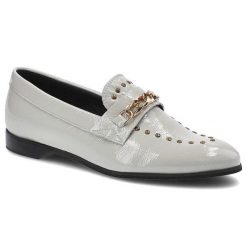 Lordsy damskie Lamanti, naturalna skóra licowa o lakierowanym wykończeniu z paskiem na podbiciu z metalowym łańcuchem metalowymi detalami oraz niską. Szare lordsy Lamanti, bez wzorów, ze skóry, biznesowe, bez obcasa, na płaskiej podeszwie, bez zapięcia. Za 279.00 zł.