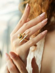 L'Atelier de Gaia Pozłacany pierścionek z tygrysim okiem rozmiar: onesize. Brązowe pierścionki L'Atelier de Gaia, pozłacane. Za 100.04 zł.