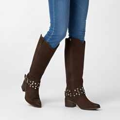 Kozaki damskie Karino, wysoka welurowa cholewka ze skóry i na stabilnym klocku, brązowe, 5784-05-F. Brązowe kozaki Karino, ze skóry, przed kolano, bez obcasa, na obcasie, bez zapięcia. Za 696.99 zł.