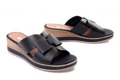 RIEKER REMONTE D6456-00 black, klapki damskie. Czarne klapki Rieker Remonte, bez wzorów, ze skóry, bez obcasa, na koturnie. Za 237.93 zł.