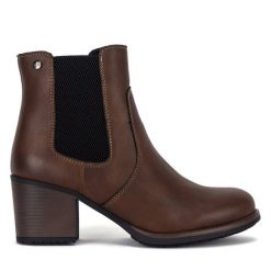 Botki Clara Barson. Brązowe botki Clara Barson, bez wzorów, bez obcasa, na słupku, bez zapięcia. Za 149.99 zł.