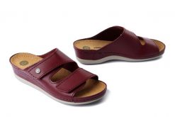 DR. BRINKMANN 700617-41 bordeaux, klapki damskie. Czerwone klapki Dr. Brinkmann, bez wzorów, ze skóry, bez obcasa, na koturnie. Za 239.90 zł.