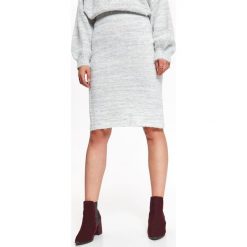 SPÓDNICA OŁÓWKOWA Z GUMKĄ W PASIE. Szare spódnice TOP SECRET, na jesień, bez wzorów, z dzianiny, eleganckie, ołówkowe. W wyprzedaży za 39.99 zł.
