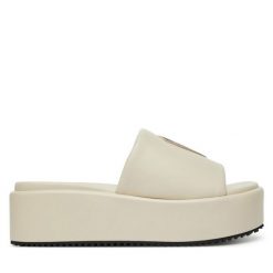 Klapki Blauer. Klapki Blauer, bez wzorów, bez obcasa. Za 279.99 zł.
