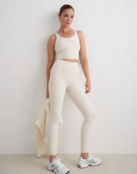 Damskie legginsy, wysoki stan, squat proof, modelujące Sculpting Fit beżowe. Brązowe legginsy AIM'N, s, bez wzorów, z materiału, z podwyższonym stanem, do biegania. Za 391.00 zł.