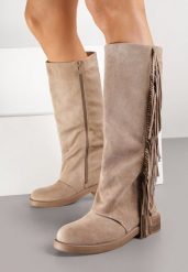 Ciemnobeżowe Kozaki w Stylu Boho z Imitacji Zamszu z Frędzlami Vemirina. Brązowe kozaki Born2be, z jeansu, bez obcasa, na płaskiej podeszwie, bez zapięcia. Za 159.99 zł.