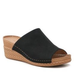 Klapki Clara Barson. Czarne klapki Clara Barson, bez wzorów, bez obcasa. Za 89.99 zł.