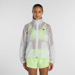 Kurtka damska New Balance WJ61J326GYM – szara. Szare kurtki sportowe New Balance, xs, bez wzorów, z materiału, bez kaptura. Za 599.99 zł.