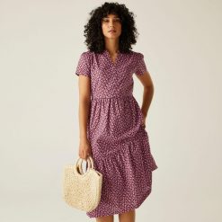Sukienka casual damska Orla Kiely Tiered Midi. Fioletowe sukienki Regatta, na co dzień, bez wzorów, z bawełny, casualowe, bez kołnierzyka, bez ramiączek, midi, proste. W wyprzedaży za 246.50 zł.