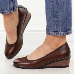 Brązowe czółenka damskie na koturnie Vinceza 58628. Brązowe czółenka VINCEZA, bez wzorów, z jeansu, z okrągłym noskiem, bez obcasa, na koturnie, bez zapięcia. Za 169.00 zł.