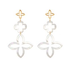 Kolczyki modułowe z masy perłowej Lily z pozłacaną lilijką. Żółte kolczyki Lilou, z perłą, pozłacane. Za 459.00 zł.