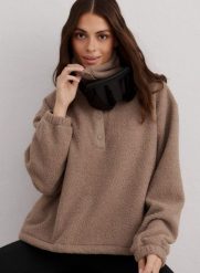 Damska bluza oddychająca z futerkową podszewką Polar Fleece Long Sleeve brązowa. Brązowe bluzy AIM'N, l, z aplikacjami, z materiału, bez kaptura. Za 508.00 zł.