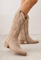 Ciemnobeżowe Botki Kowbojki na Stożku z Imitacji Zamszu z Ażurowymi Wstawkami Crela. Brązowe botki Born2be, w ażurowe wzory, z jeansu, bez obcasa, na obcasie, bez zapięcia. Za 159.99 zł.