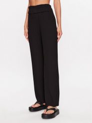 YAS Spodnie materiałowe 26028051 Czarny Regular Fit. Czarne spodnie materiałowe YAS, xs, bez wzorów, z materiału. Za 129.99 zł.