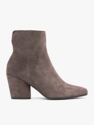 Brązowe welurowe botki na słupku. Brązowe botki Ryłko, bez wzorów, ze skóry, bez obcasa, na obcasie, bez zapięcia. Za 479.99 zł.