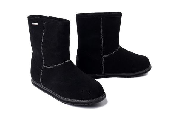 EMU AUSTRALIA Brumby Lo Teens 2.0 T13225 black, botki damskie. Czarne botki EMU Australia, bez wzorów, z wełny, bez obcasa, bez zapięcia. Za 379.12 zł.