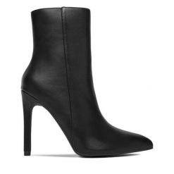 Botki DeeZee. Czarne botki DeeZee, bez wzorów, bez obcasa, na szpilce, bez zapięcia. Za 199.99 zł.