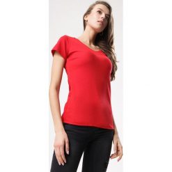Czerwony T-shirt More Or Less. Czerwone t-shirty Born2be, l, w ażurowe wzory, z dzianiny, bez kołnierzyka, bez ramiączek. Za 24.99 zł.