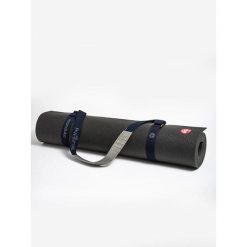 Pasek do transportu maty Manduka Commuter Mat Carrier - Odyssey. Niebieskie paski Manduka, bez wzorów, sportowe. Za 59.99 zł.