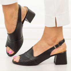 Czarne skórzane Polskie sandały damskie na obcasie Deoni D405C. Czarne sandały Deoni, bez wzorów, ze skóry, eleganckie, bez obcasa, na obcasie, bez zapięcia. Za 439.00 zł.