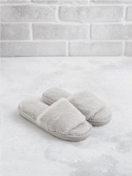 Kapcie - szary. Szare obuwie domowe Sinsay, bez wzorów, z otwartym noskiem, bez zapięcia. Za 19.99 zł.