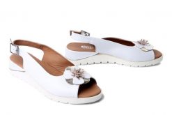 Artiker Relaks 58C3183 Biały, sandały damskie. Białe sandały Artiker Relaks, bez wzorów, ze skóry, bez obcasa, na koturnie, bez zapięcia. Za 229.90 zł.