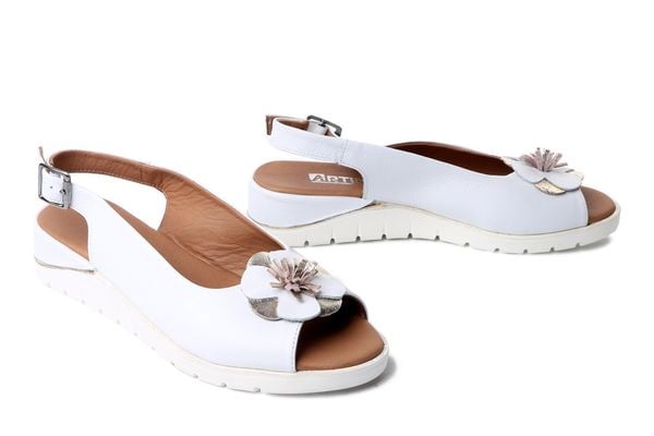 Artiker Relaks 58C3183 biały, sandały damskie. Białe sandały Artiker Relaks, bez wzorów, ze skóry, bez obcasa, na koturnie, bez zapięcia. Za 160.93 zł.