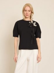 BGN Koszulka w kolorze czarnym rozmiar: 36. Czarne bluzki BGN, z aplikacjami, bez kołnierzyka, bez ramiączek. Za 56.99 zł.