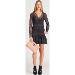 SUKIENKA KAROL GUESS. Czarne sukienki Guess, na imprezę, l, z aplikacjami, z nylonu, bez kołnierzyka, bez ramiączek, mini. Za 339.50 zł.