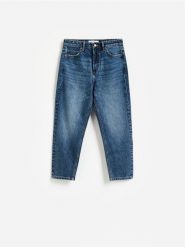 Jeansy mom fit z krótszą nogawką - granatowy. Niebieskie jeansy Reserved, bez wzorów. Za 129.99 zł.