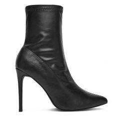 Botki DeeZee. Czarne botki DeeZee, bez wzorów, bez obcasa, na płaskiej podeszwie, bez zapięcia. Za 179.99 zł.